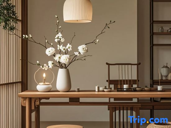 Tea-fragrant wooden hostel