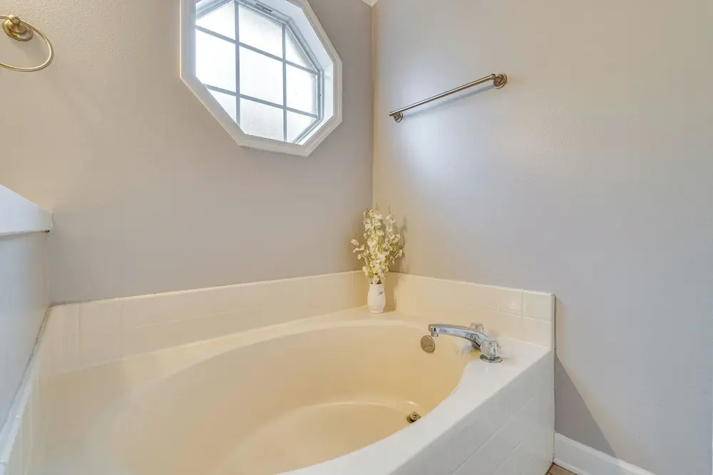 Lovely Florida Retreat w/ Lanai: 5 Mi to Riverwalk