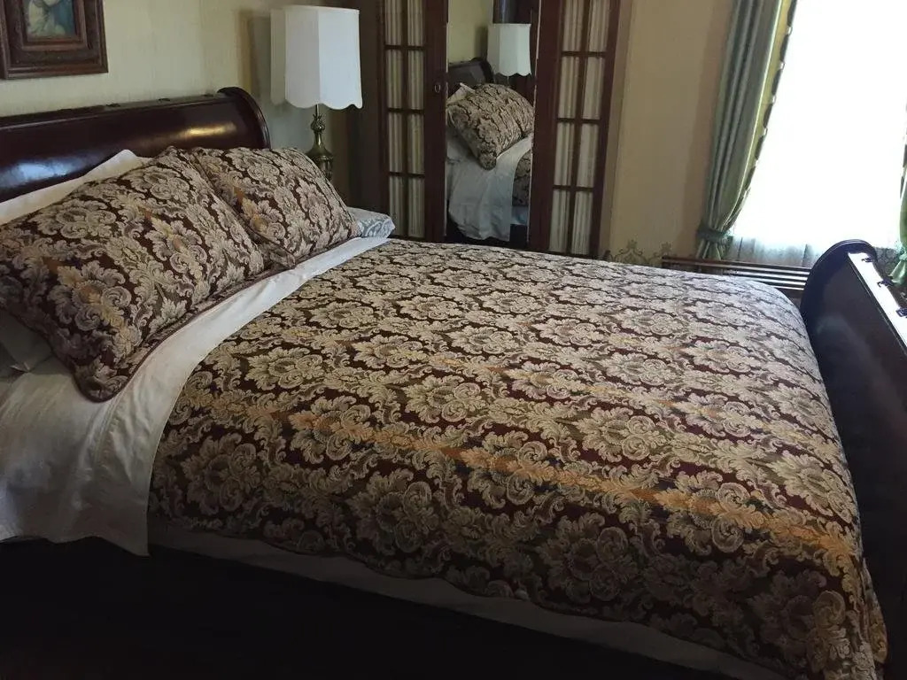 Bread & Roses Inn