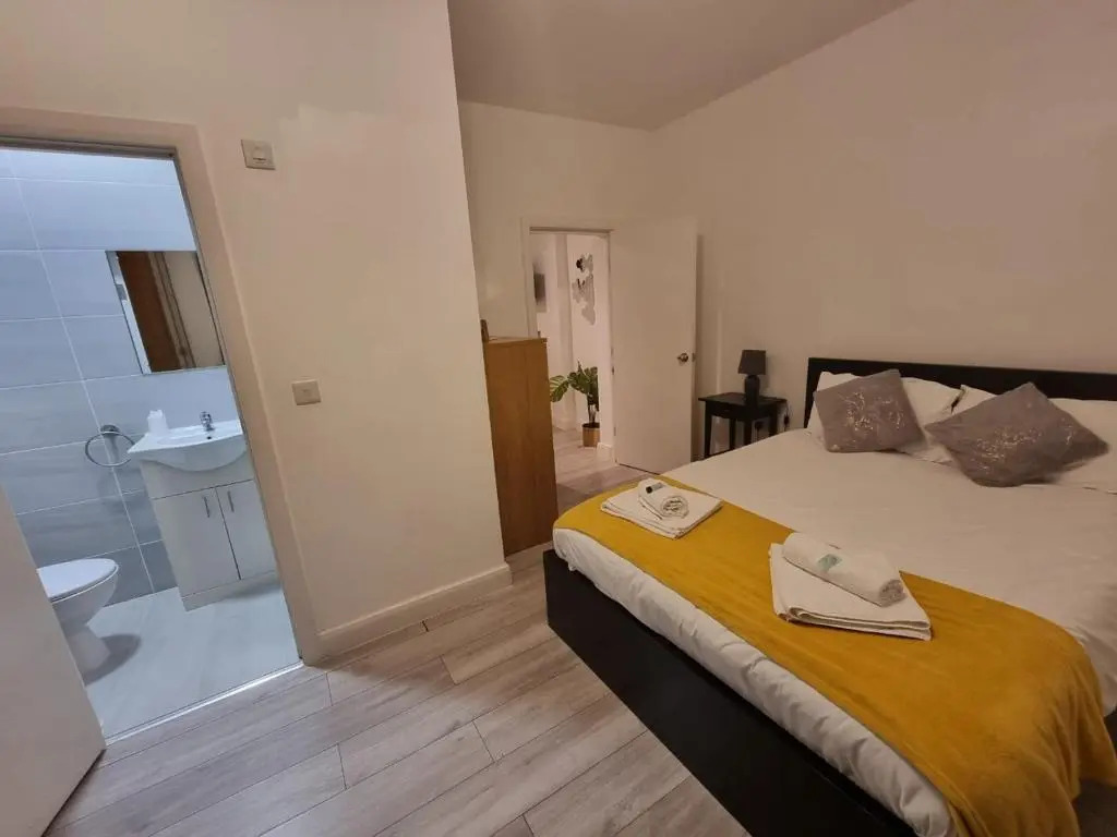 3BR 3Ensuite - Close to station - Parking upon request