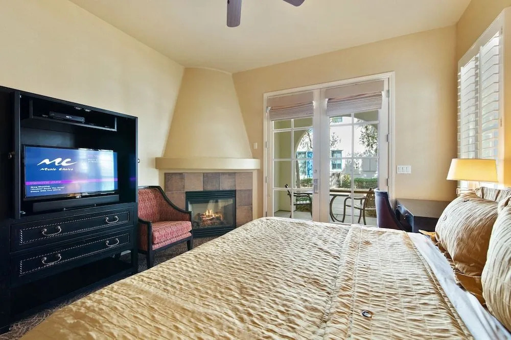 Deluxe King Casita 1 Bedroom Condo by RedAwning