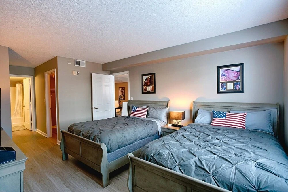Honky Tonk Luxury 2BR/2BATH - Fast WIFI - Work Area - Free Parking! (CH2)