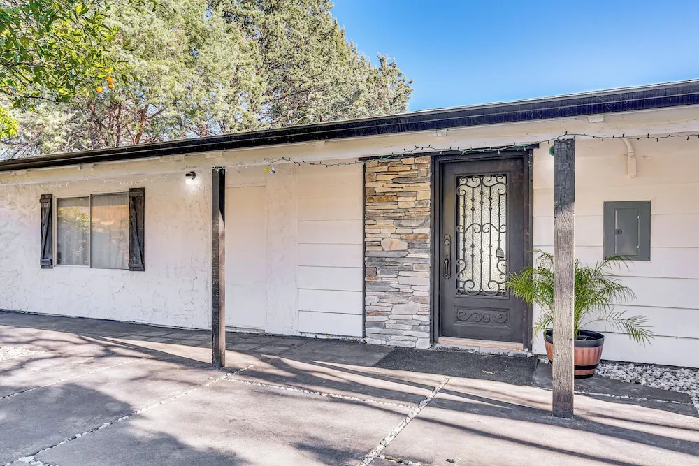1 Mi to Main St Eats! Single-level Red Bluff Home