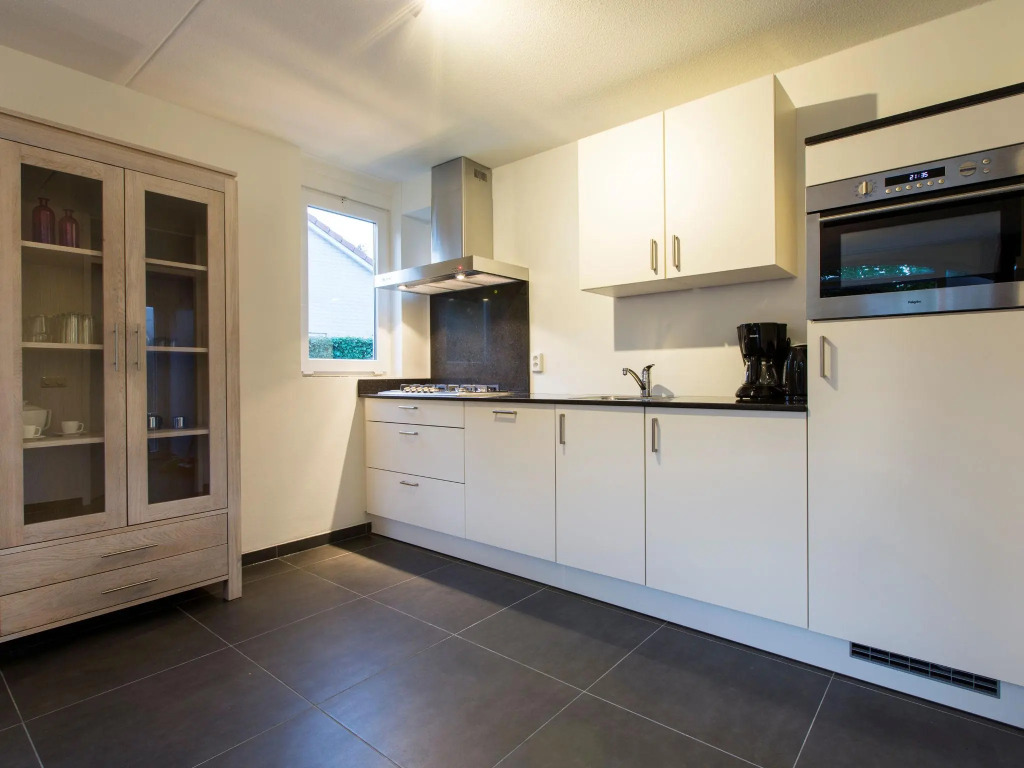 Luxurious villa with washer and dishwasher, in a green area