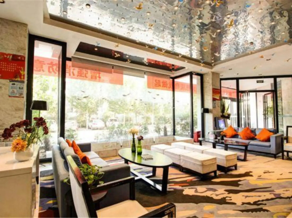 Zhongzhou Yihe Hotel (Dennis City Plaza)