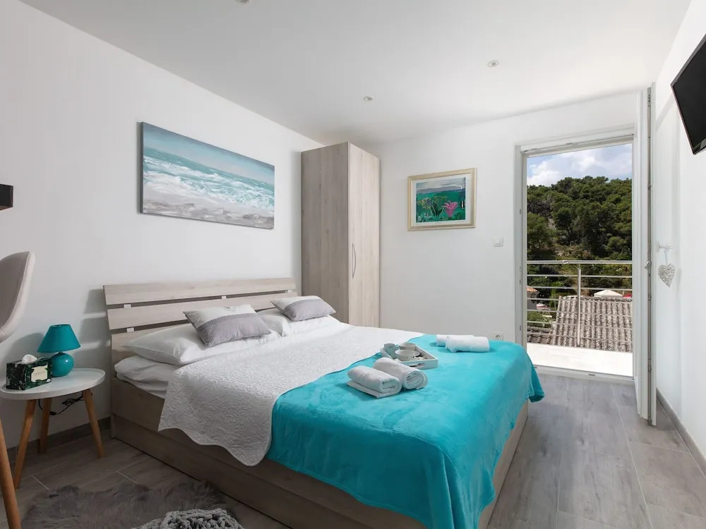 Comfy Apartment in Povlja Near Sea