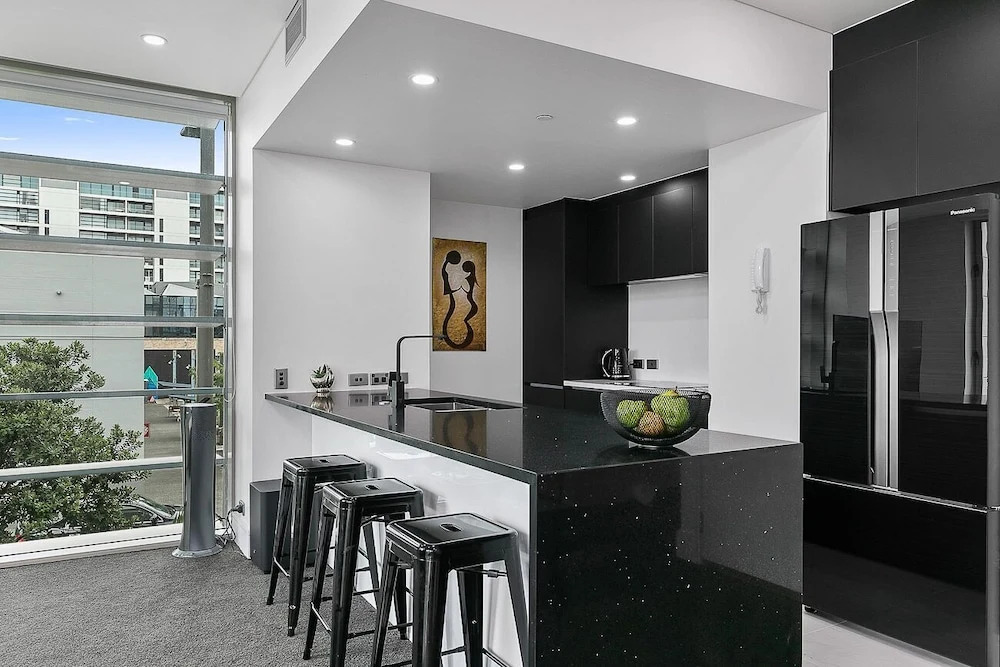QV Upscale Modern Apt with Parking -965