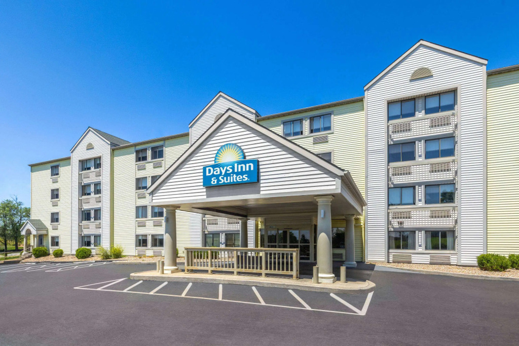 Days Inn & Suites by Wyndham Kansas City South