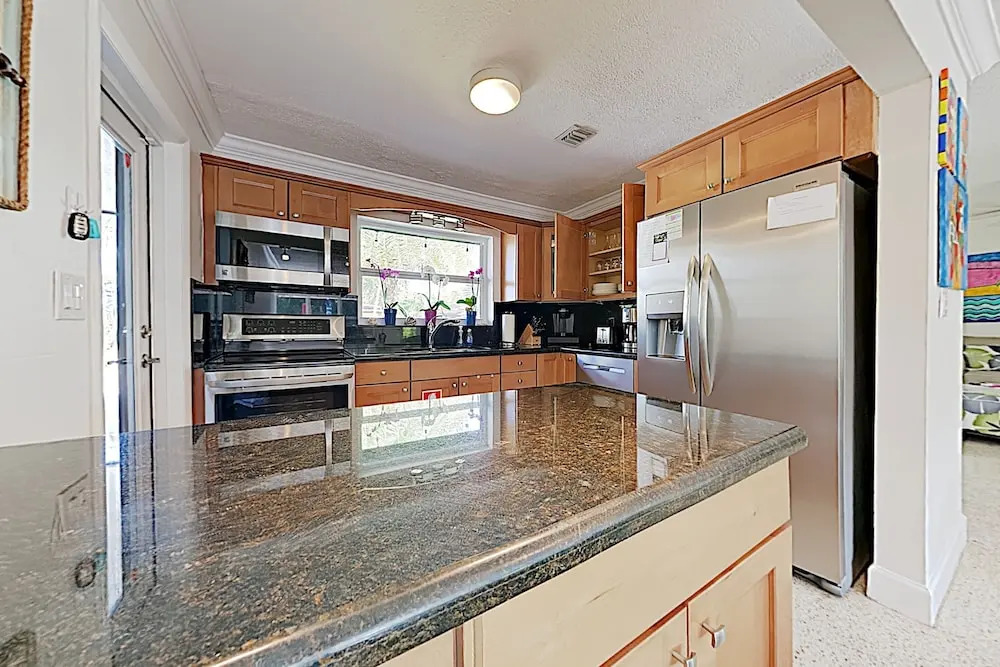 Lush Tropical W/ Private Pool - Near Beach 3 Bedroom Home