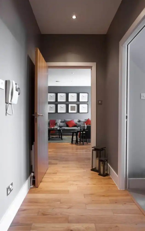 Spacious 2BR Central Glasgow Flat for 4
