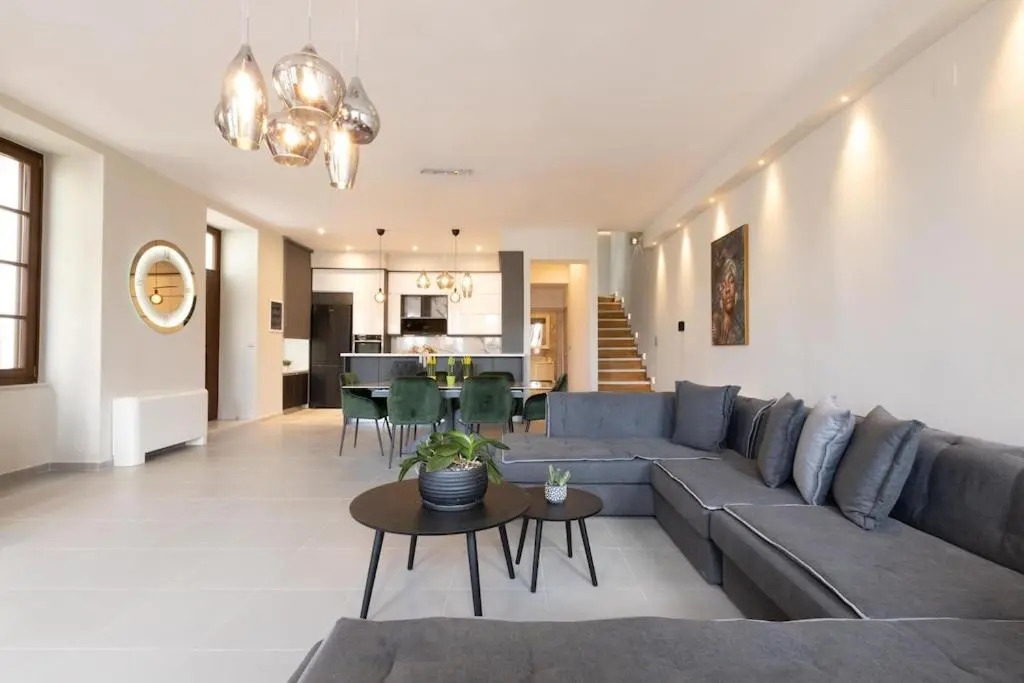 Orion Maison: Luxury 3-bedroom maisonette in the center of town