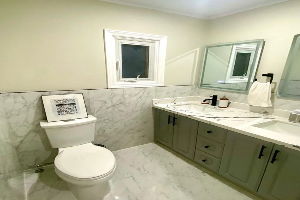 Pines Bay Waterfront cottage with Hot tub