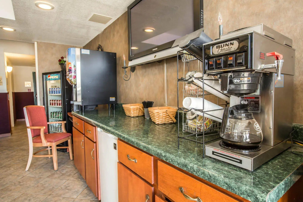 Rodeway Inn & Suites near Outlet Mall - Asheville