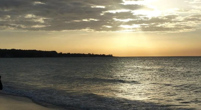 Bar-B-Barn Beach Hotel
