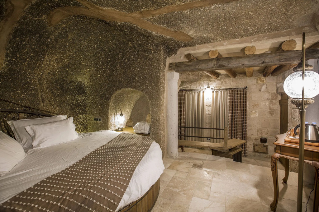 Hera Cave Suites