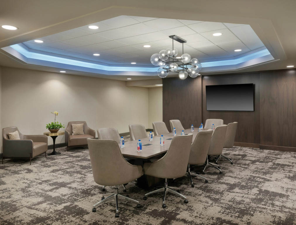 Hilton Indianapolis Hotel & Suites