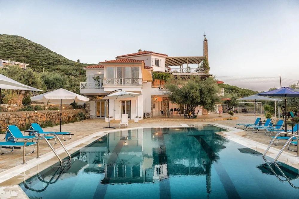 Home Love, stone house by the pool near the sea