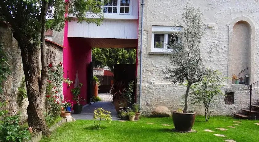 La Mona Guest House