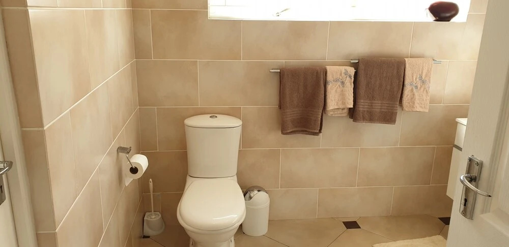 Small Cottage With Sep. Bedroom, En-suite Bathroom, Eating Room With Kitchenet