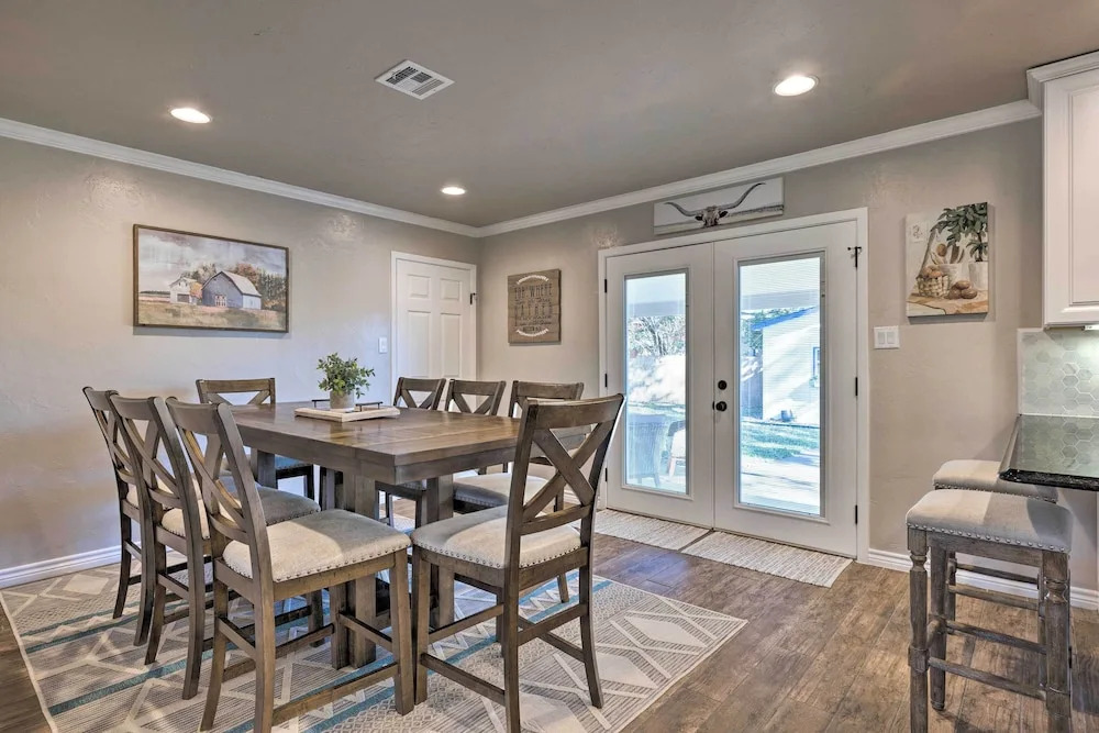 Updated 'blue Door Haus' ~ 1 Mi to Main St!