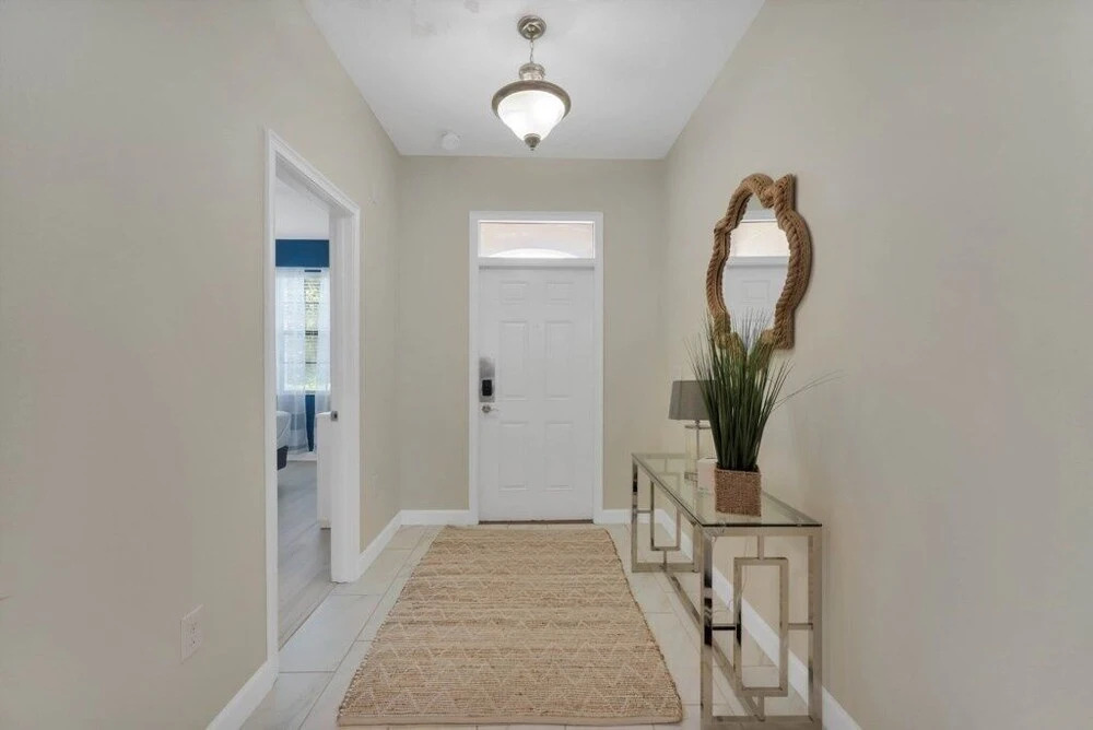 Spacious & Bright W/all The Amenities-4911cg 8 Bedroom Home by RedAwning