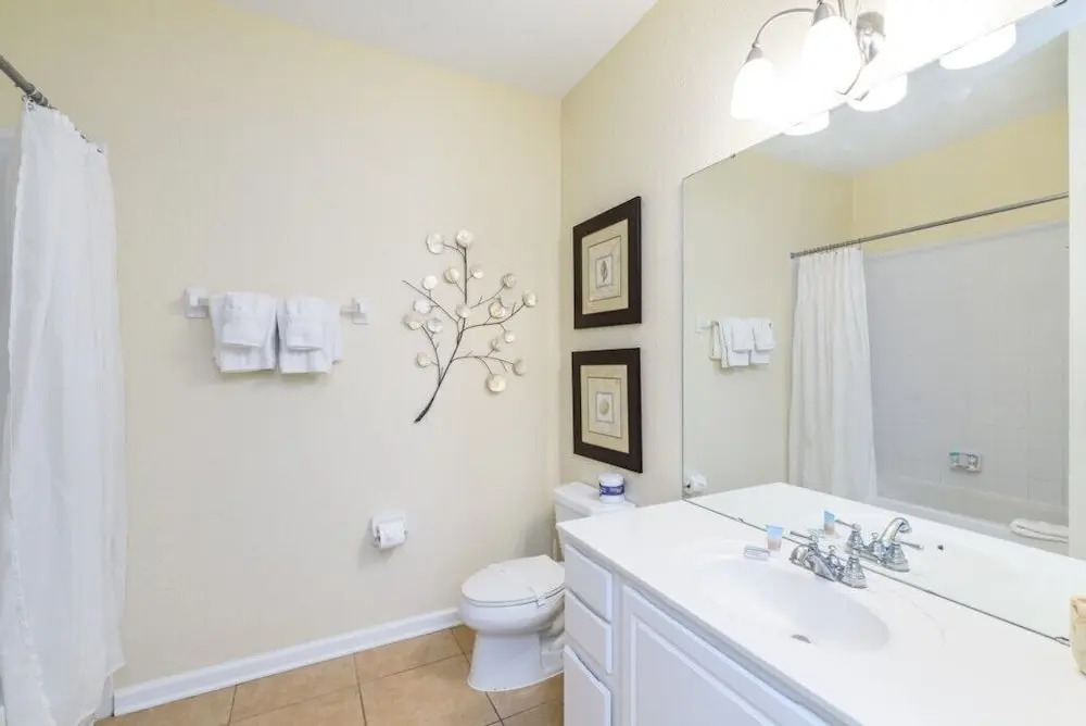 Next To Clubhouse With Lake View- Near Occ 4 Bedroom Condo
