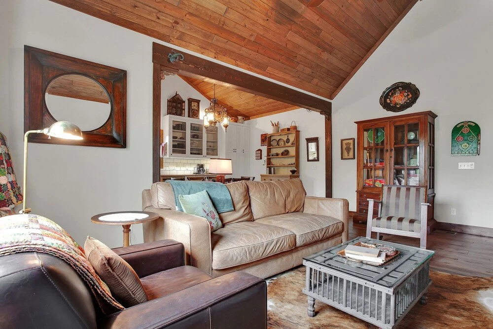 NEW Luxury One Block to Main St With Hot tub and Fire pit