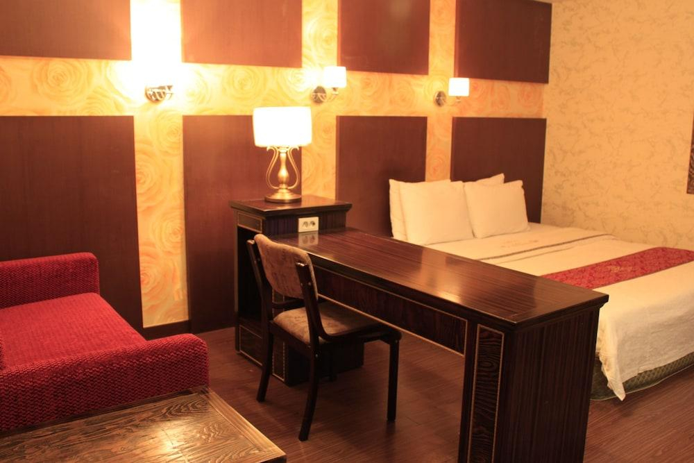 Amour Hotel