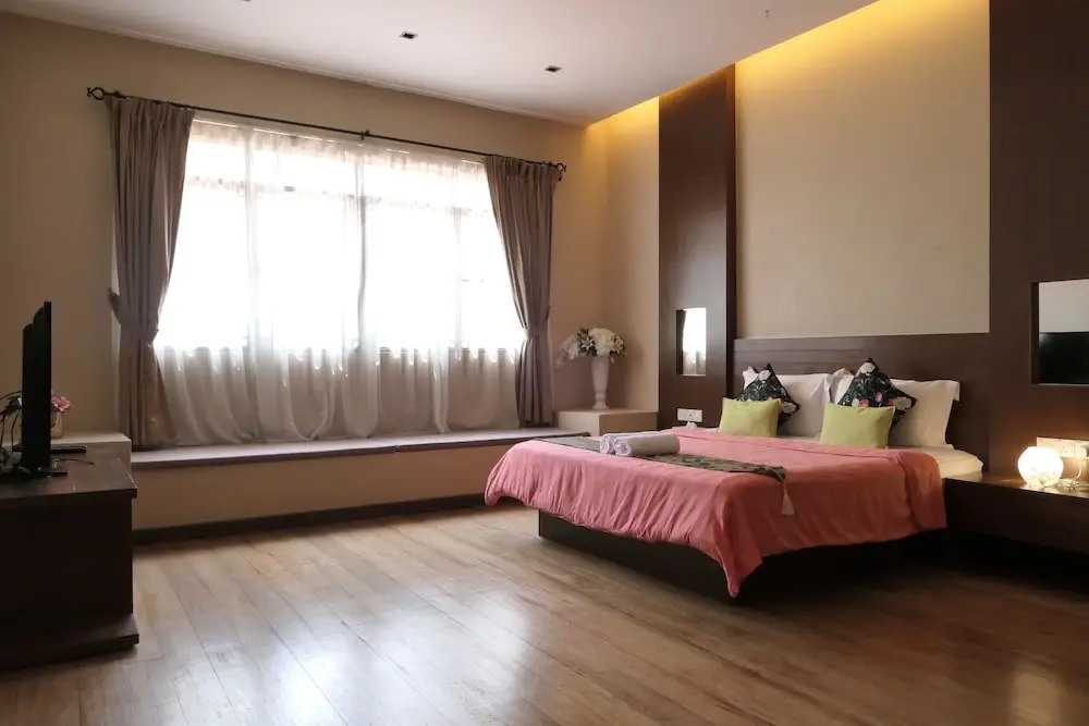 Gurney 4 Plus 1 Bali Style Tranquil Villa