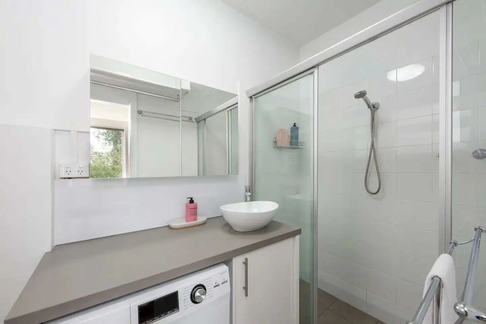Lovely Studio With Free Parking in East Melbourne!