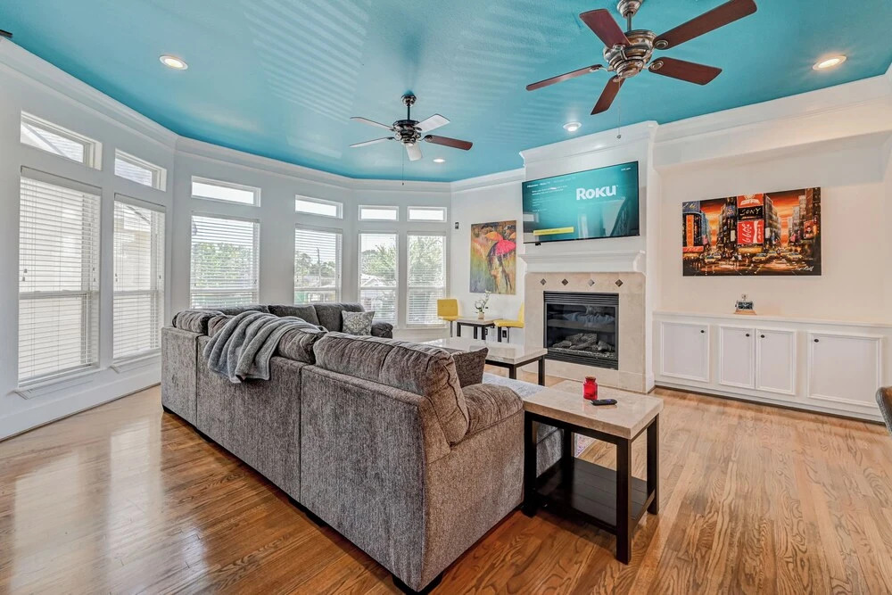 Vibrant Haven With Rooftop Patio