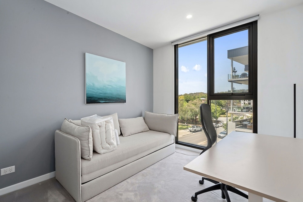 Elegant 3-bed Apt With Park Views in Campbell
