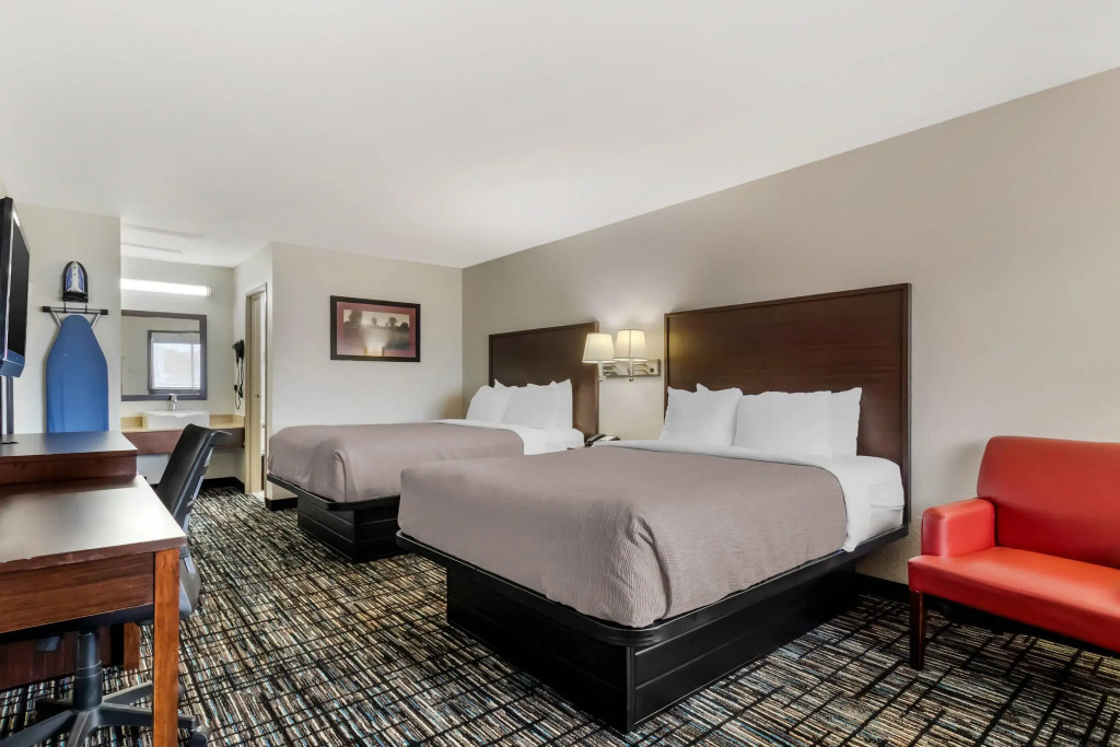 Quality Inn & Suites near six flags and medical center
