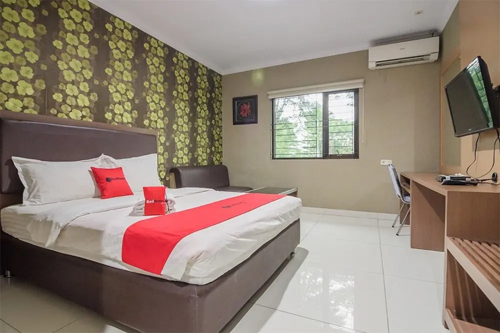 RedDoorz Plus near Lippo Cikarang Mall
