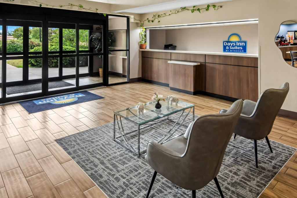 Days Inn & Suites by Wyndham DeSoto