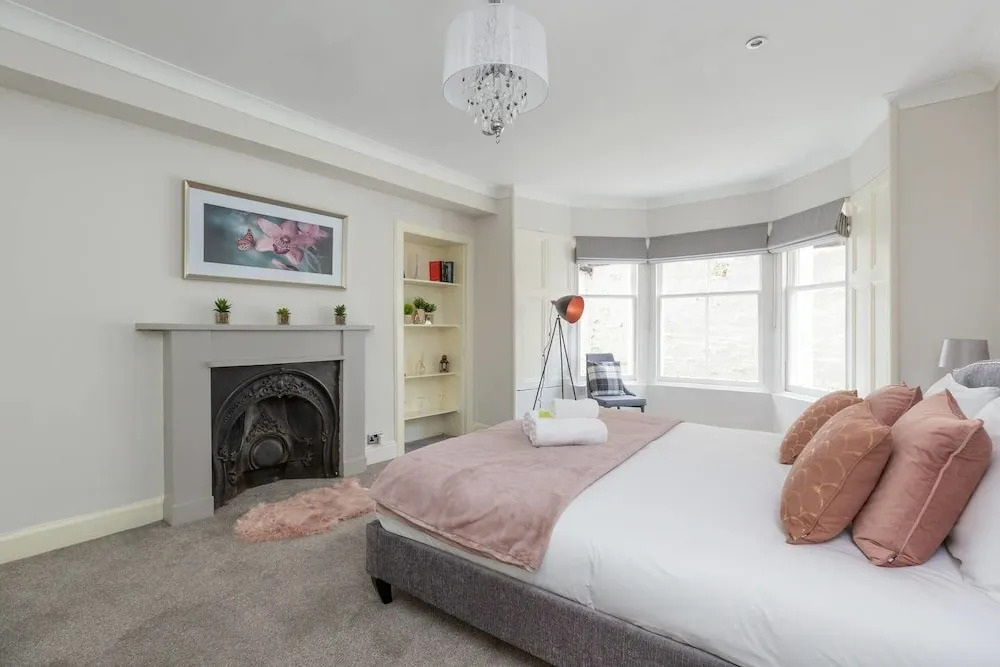 Refined Ground-floor Apt Near Stockbridge Market