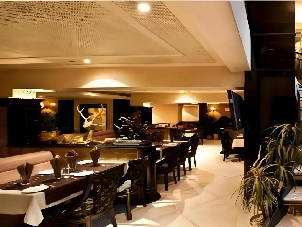Rajhans Hotel