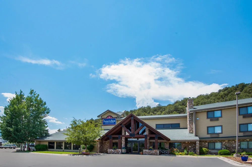 AmericInn Lodge and Suites