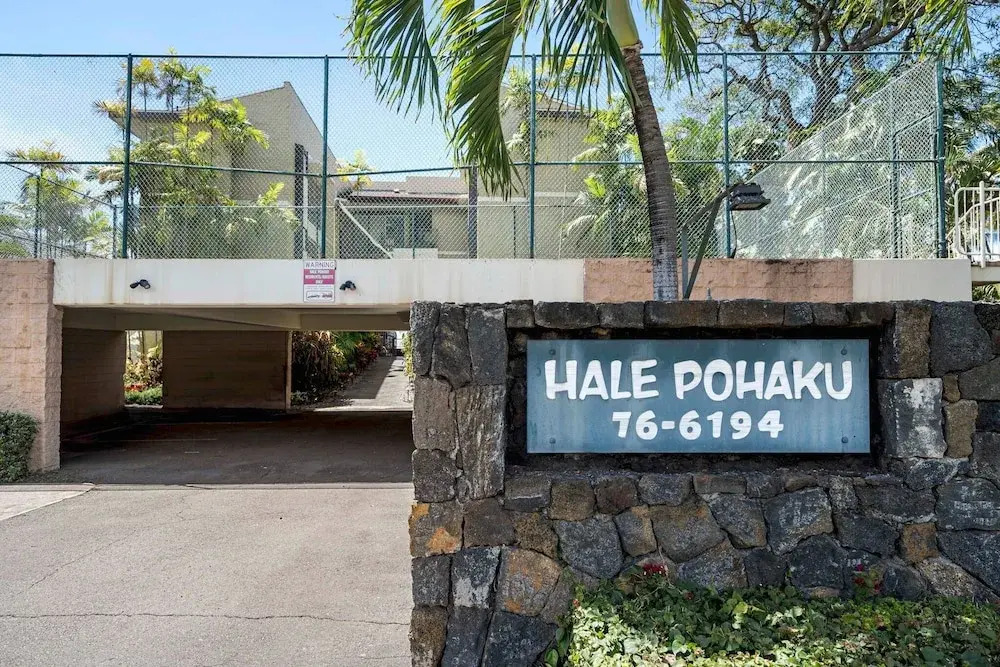 Oceanfront Elegance 2BR w/ Panoramic Views, Pool, Lanai + Concierge - Vrkcv