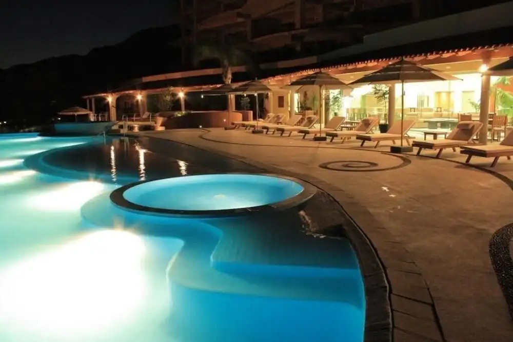 Enjoy Your Stay at a Luxury 3 Bedroom Condo With Stunning Lake Views