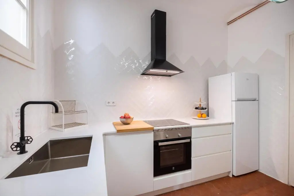 Sunny and Modernist apartment for groups in center
