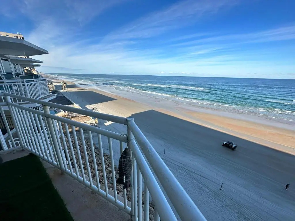 Lovely Ocean front for 5; It sleeps up to 12.