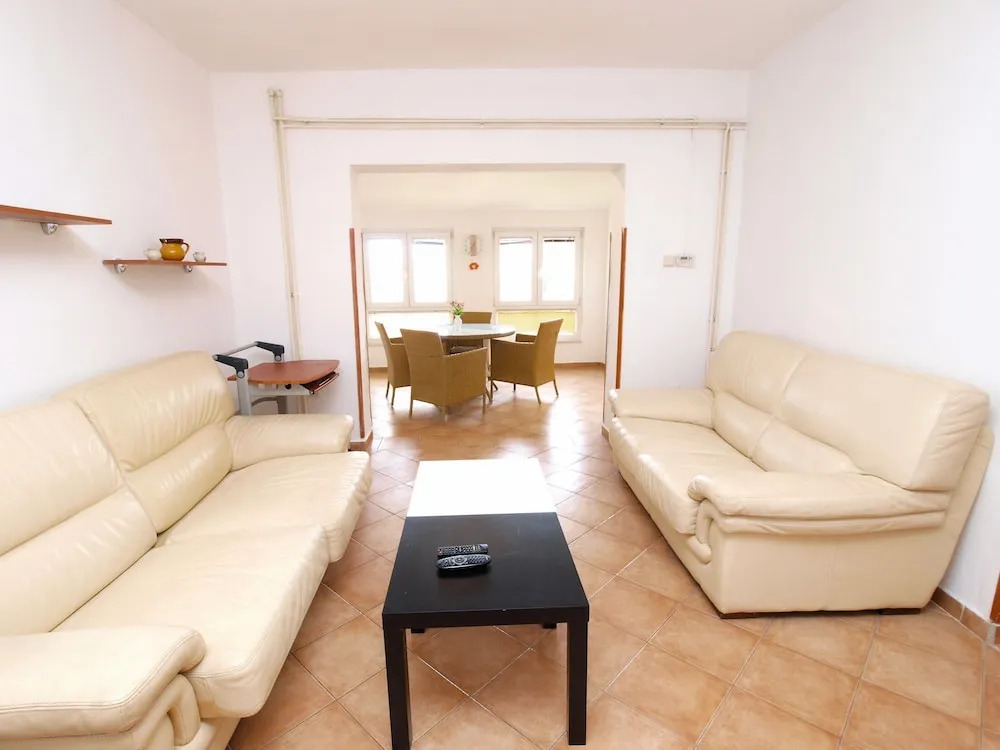 Apartment 1383