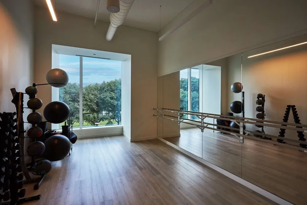Lux Apts with Lake Views and Top Amenities