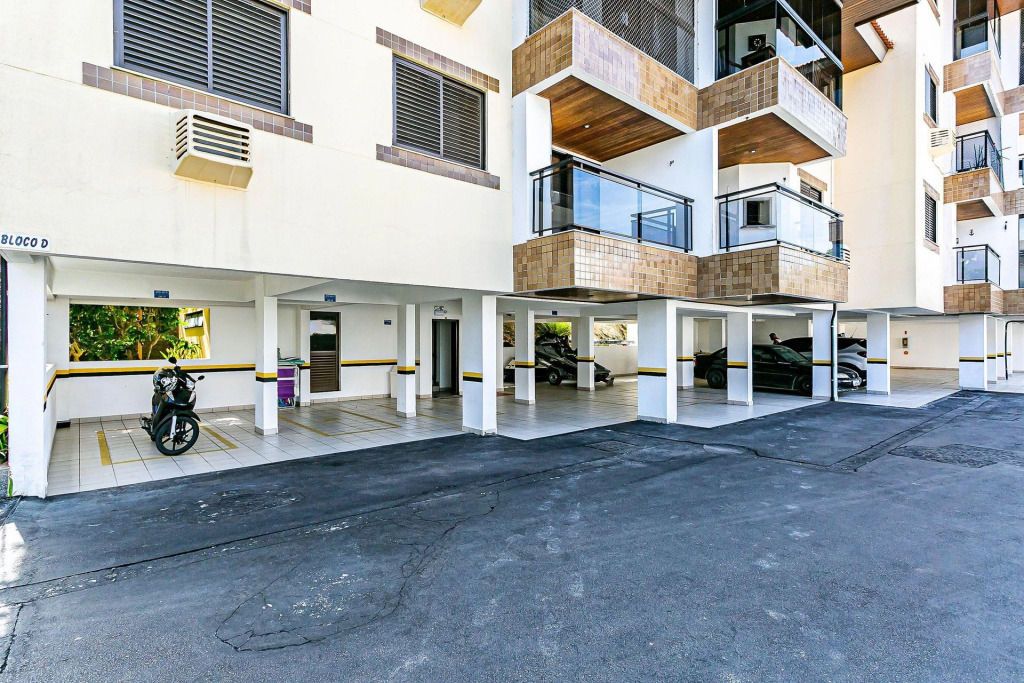 Apto com sacada e churrasq 260m Praia Brava COI302