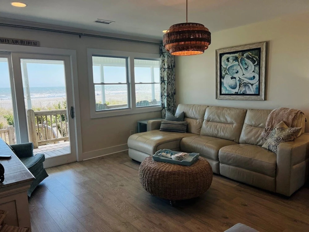 Salty Paradise 4 Bedroom Home by RedAwning