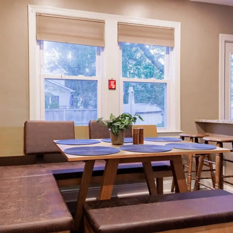 Pentagon City Homestay Parking Available