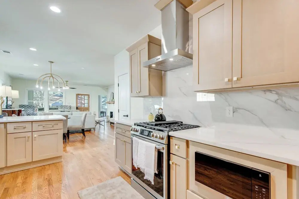 < 4 Mi to Mercedes-benz: Modern West End ATL Stay