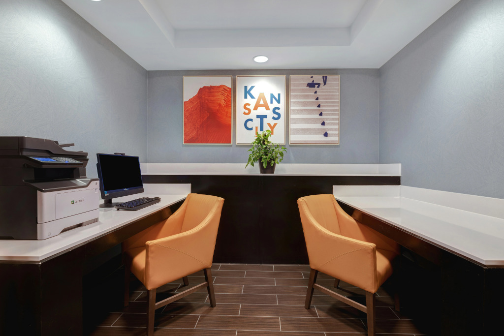Holiday Inn Express & Suites - Kansas City KU Medical Center by IHG