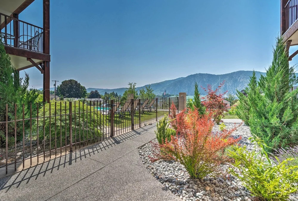 Lake Chelan Condo, Walk to Brewery & Wineries